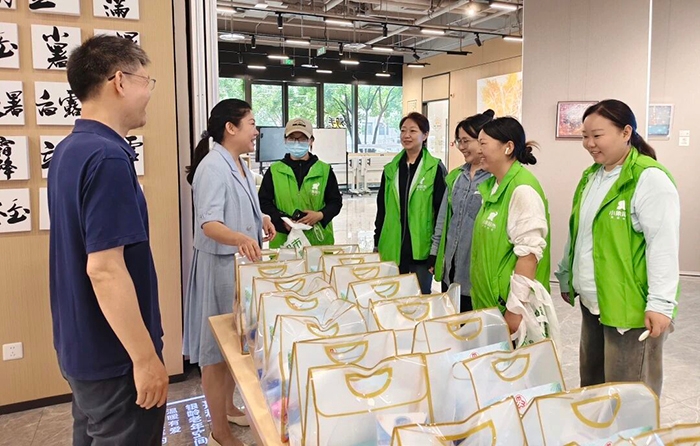 西城区妇联开展“清凉一夏 温暖驿家”夏季送清凉慰问活动