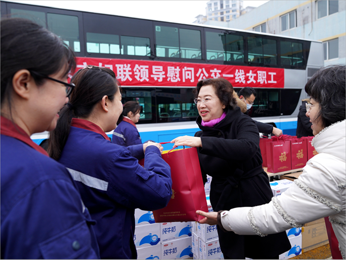 北京市妇联开展“三八”国际妇女节走访慰问活动