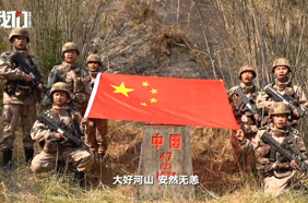 直击西藏军区边防官兵巡逻路：战士镰刀开路穿密林 巨石湍流险象环生
