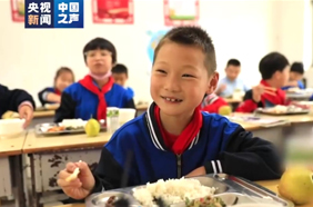 她总是留下盘子里的虾，原因令人动容
