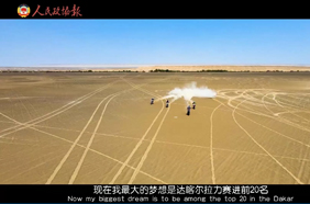 领奖台上，他高举五星红旗，跳起新疆舞！