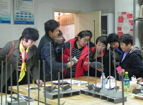 门头沟区妇联组织巧娘参观北京电子科技职业学