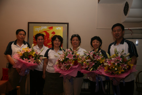 市妇联领导向参加当天活动的30年党龄以上的四位党员献花