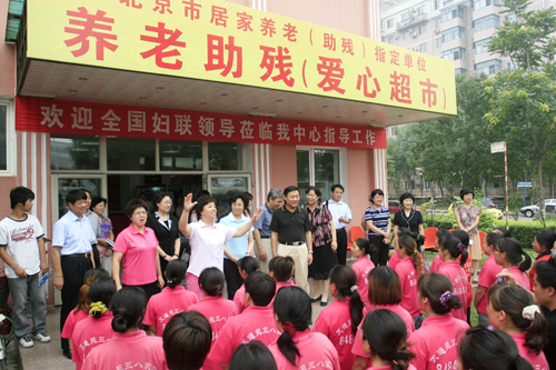 服务员们唱响家政服务之歌_北京妇女网